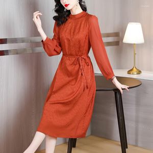 Vestidos casuales ZUO MAN RU 2023 Primavera / Verano Vestido de manga larga de satén de seda roja Cuello redondo para mujer Adelgazante hasta la rodilla