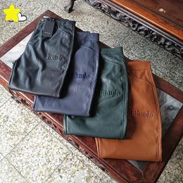 Casual Fashion Jogger Marron Vert Bleu Foncé Noir Broderie Rhude Pantalon de survêtement en cuir Hommes Femmes Haute Qualité Épissage PU Pantalon 231225