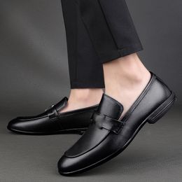 Casual Mode Loafers Mannen Schoenen PU Leer Effen Kleur Klassieke Trend Metalen Gesp Ontwerp Puntschoen Platte Zakelijke Jurk schoenen DH1000