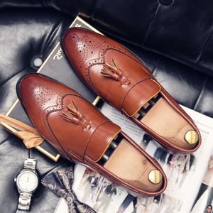 Mode décontractée hommes sculpté glands paresseux Brogue mocassins chaussures en cuir avec bout rond poignets pour des Banquets quotidiens confortables