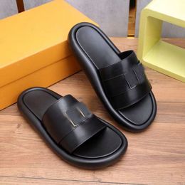 Zapatillas casuales para hombres Diseñador de verano Moda de cuero Sandalias de playa Hotel Cómodo Arrastre suave Diseñador Presentación de diapositivas Caja de chanclas de vacaciones junto al mar