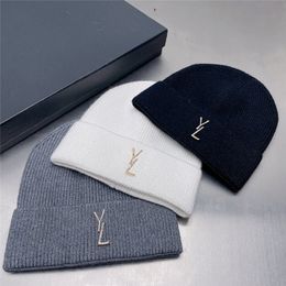 Casual metalen letter Pin Beanie Hats Designer Men Women Skull Caps Solid Color Knitted Wool Beanies voor de winter