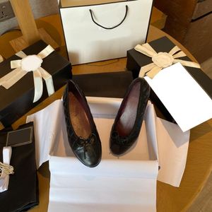 Chaussures de la marque Paris décontractée 2c Chaussures de ballet noir Femme Printemps matelassé en cuir authentique Ballerine Round Toe Ladies Robe Shoe 379