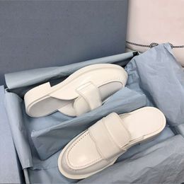 Sandalias casuales Plataforma de cuero Mocasines para mujer Comfort Mules Triángulo Diapositivas de lujo Zapatos clásicos mate al aire libre con caja 516