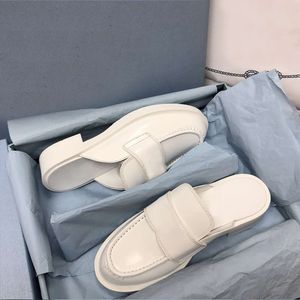 Sandales décontractées Plate-forme en cuir Mocassins Confort Mules Triangle Luxe Diapositives Classique Mat Chaussures d'extérieur avec boîte 516