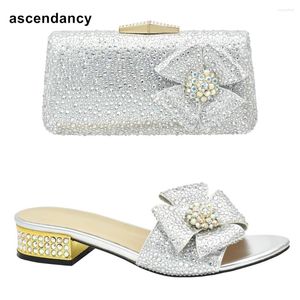 Casual schoenen 2024 Afrika -schoen- en tassen Set versierd met strass Nigeriaanse vrouwen feestpompen bruiloft bruid lage hakken Rhinestoneshoes