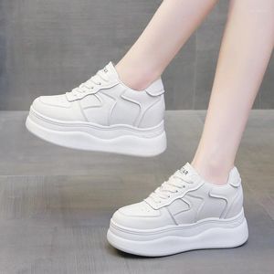 Chaussures décontractées 2024 Cuir d'automne Bottoir épais intérieur intérieur Hostumed Muffin Sports High Platform Healges Sneakers pour femmes