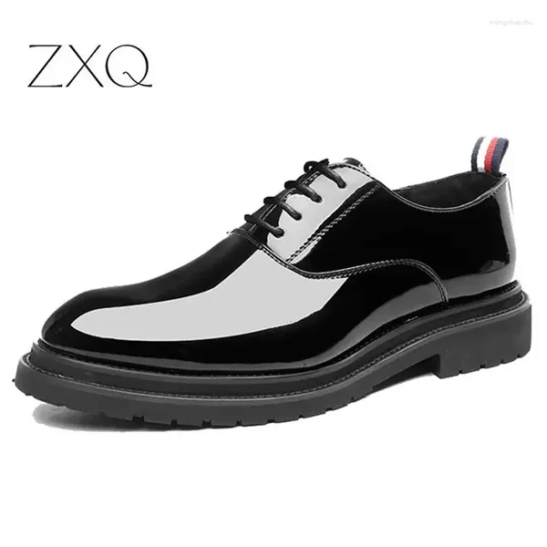 Zapatos informales 2024 Autumn Men Vestido Oxford Patente Patente Negro Black Luxury Business Plataforma de boda cómoda