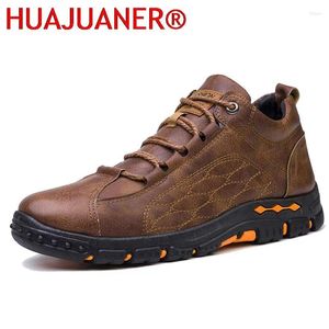 Chaussures décontractées 2024 Automne Hiver Fleece Leather Men's Trend's's Trend Keep Warm Sports Cotton Style British Style Rétro pour les hommes