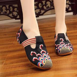 Casual Schoenen 2024 Beijing Doek Hoge Kwaliteit Etnische Stijl Vrouwen Mode Geborduurde Zachte Voet Cover Comfortabel En Licht 34-41