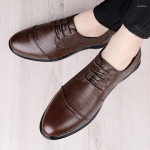 Chaussures décontractées 2024 Brand Men Top Quality Oxfords Style britannique Vobe en cuir authentique Affaires formelles formelles