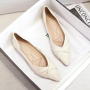 Casual schoenen 2024 Korte vaste lederen flats vrouwen lage hakken puntige teen loafers geplooide bowknot mocassins dammen gekleed balletten