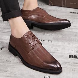 Zapatos casuales 2024 Diseñador de zapatillas de moda masculina Hombres de cuero Oxfords Gentleman Calzado Buty Meskie I
