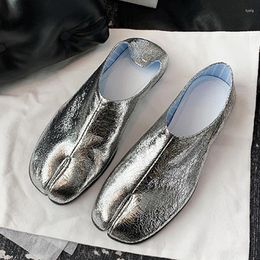 Chaussures décontractées 2024 Designer Silver Tabi Ninja Flats Femmes Modèle d'éclatement Cuir Split Toe Mocassins Femme Pig Trotters Mocassins