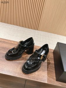 Casual schoenen 2024 Europa en de Verenigde Staten Spring Summer Fashion Metal Letter Dikke Heel Loafers Leerverhooging
