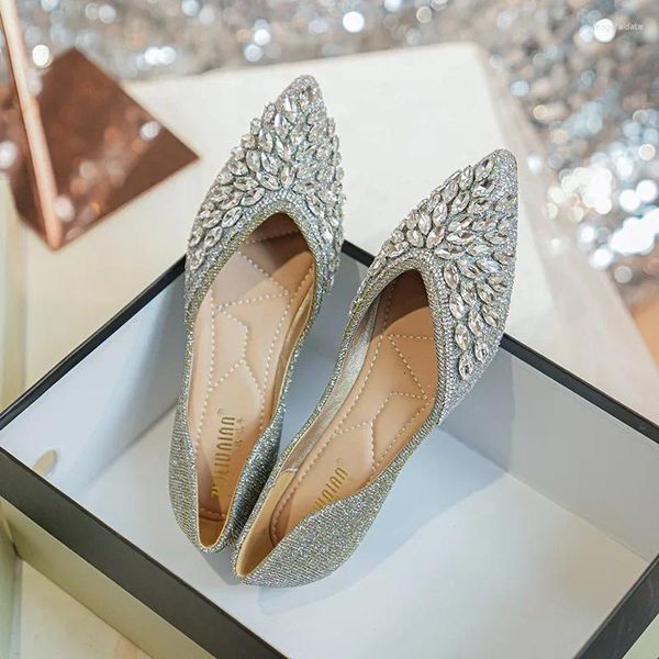 Chaussures décontractées 2024 Fashion Fairy Femmes Summer Singone Points Singon Locs confortables Tous Match Perle Flat Calzado Mujer
