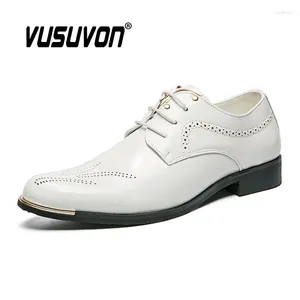 Zapatos casuales 2024 tamaño de moda 38-44 hecho a mano para hombre Derby vaca charol brogue vestido clásico negocios pisos formales para niños