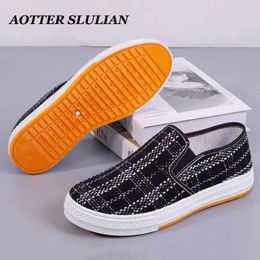 Casual schoenen 2024 Fashion slip-on luie ademende buitenstoffen schoen sporten Running Sneaker Soft Footwear voor vrouwen vrouwelijke meisjes