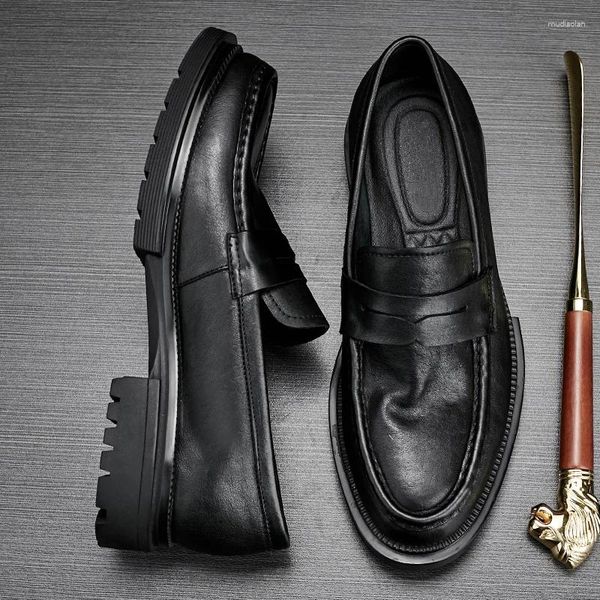 Chaussures décontractées 2024 Fabins à main noir en cuir authentique Men de la mode