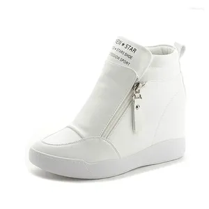 Chaussures décontractées 2024 High Top Women Sneakers Automne Winter Hidden Heel Side Zip White Plateforme coin Rivet
