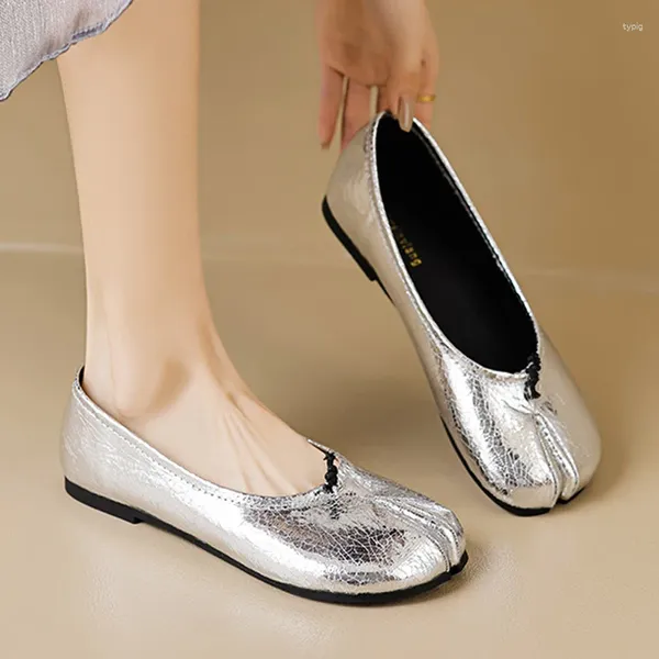 Zapatos informales Tabi de plata japonesa para mujer, zapatos planos con punta abierta, mocasines Ninja, cómodos, sin cordones, para caminar diario, 2024