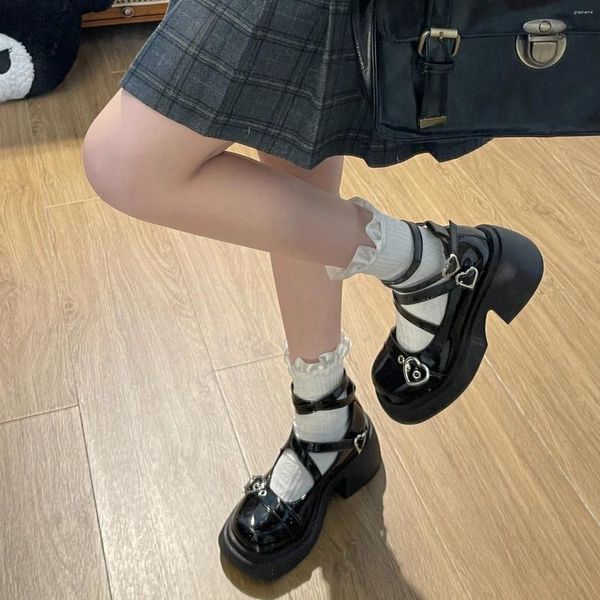 Chaussures décontractées 2024 Japonais polyvalent femme épaisse femme épaisse jk uniforme lolita plate-forme cuir talon rétro amour boucle Mary Jane