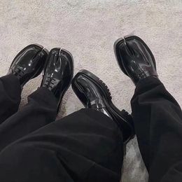 Casual schoenen 2024 Lace Up Oxford For Women Brand Designer Leer Tabi Vrouw Split Toe Zwart Witte Loafers