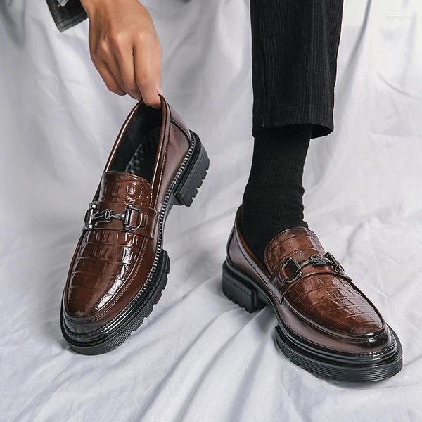 Chaussures décontractées 2024 Luxe Crocodile Imprimer Le Fou Haute Qualité En Cuir Mode Semelle En Caoutchouc Pour Hommes Marron