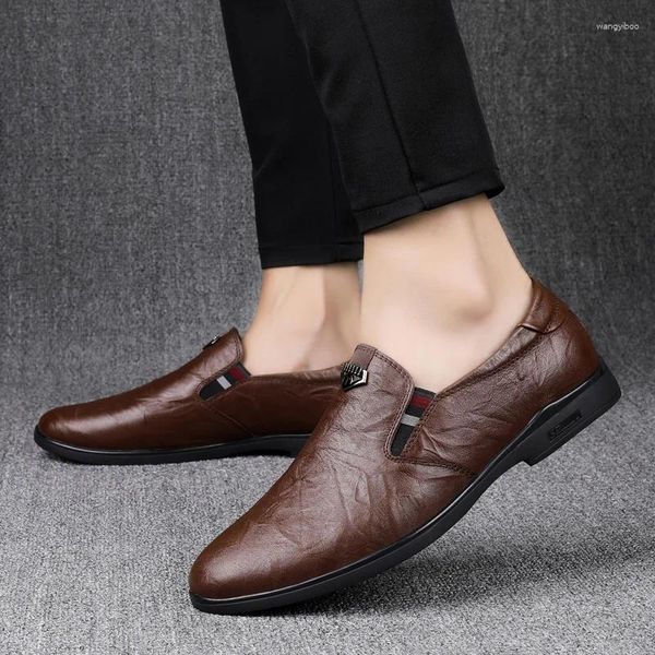 Zapatos informales 2024 mocasines de lujo marrón Slip-On cuero diseñador hombres alta calidad Formal mocasín moda cómoda plataforma