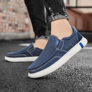 Casual schoenen 2024 MANS Loafers Flats Slippers Stoffen Slip-on Men Drijven Mode Zomerstijl Zachte mannelijke mocassins Lazy Boat