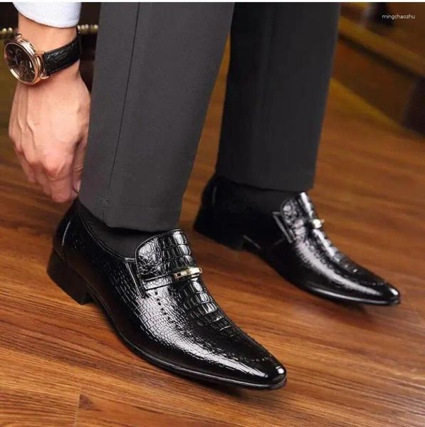 Zapatos casuales 2024 Moda para hombres Negocios Clásico Color sólido Pu Patrón de cocodrilo Punta puntiaguda para fiesta de boda