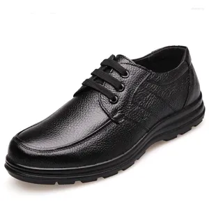 Chaussures décontractées 2024 Cuir breveté masculin 38-47 Tête Soft Anti-Slip Rubber Locs Man Taille réelle 38-44