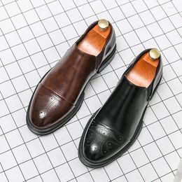 Chaussures décontractées 2024 Oxfords hommes Black Fashion Slip on Work Scouping Men's Formal Moccasins Business Italie Mandards de qualité à la main
