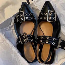 Zapatos informales 2024 Sandalias de diseño de lujo de mujer puntiaguda Cinturón de metal Muller de cuero genuino de cuero