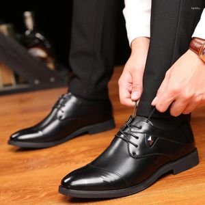 Casual schoenen 2024 Punty Business Work Men's Stijlvolle leer Oxfords Men Elegantes veterlift voor kleding