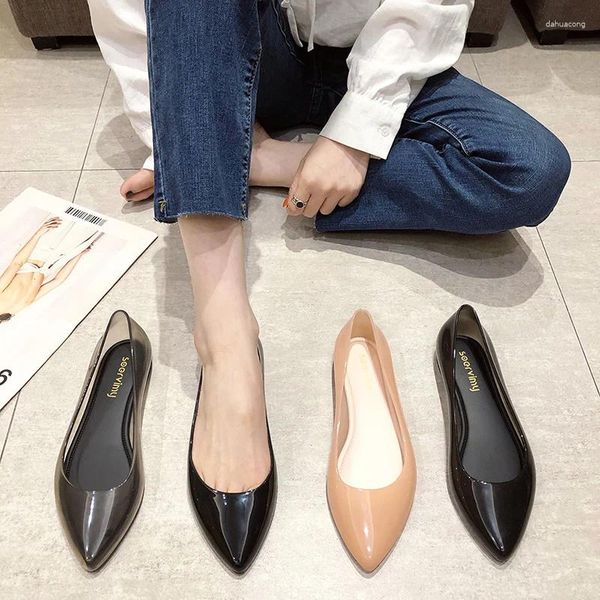Zapatos casuales 2024 sandalias de suela suave de tacón plano de boca poco profunda puntiagudas para mujer Color puro coreano gelatina transparente impermeable
