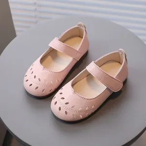 Chaussures décontractées 2024 petits enfants en cuir creux de la mode respirante filles robe de fête de mariage princesse h794