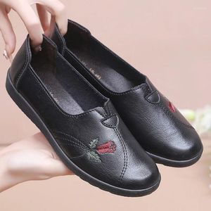 Chaussures décontractées 2024 Printemps et automne femme femme authentique en cuir plat Femme noire oxford grande taille 35-41 maman