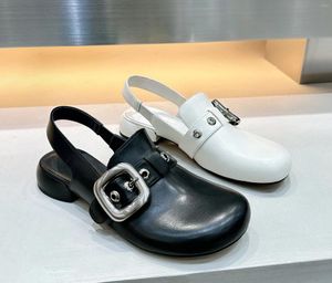 Casual schoenen 2024 Leer- en zomerstijl Foetaal koesleer Ronde teen platte riem gesp baotou sandalen vierkante hak single