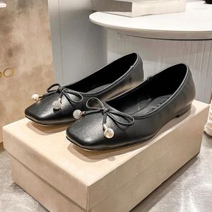 Casual schoenen 2024 Spring/herfst Wit Witte vaste ronde Ronde Loafers vrouwen slip-on Pearl Metal Decoration Sexy Party Flat