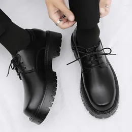 Chaussures décontractées printemps 2024 Style britannique adolescents robe de rue en cuir noir massif hauteur augmentant pour les hommes brusiness