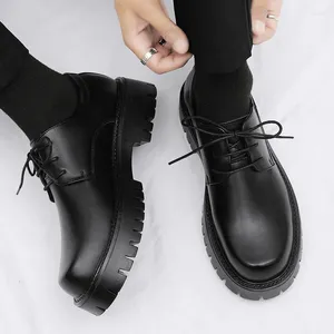 Zapatos casuales 2024 Primavera Estilo británico Adolescentes Vestido de calle Cuero negro sólido Aumento de altura para Brusiness de los hombres