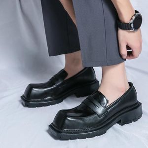 Casual schoenen 2024 Leermode zwart mannelijk lederen vierkante hoofdslijtage buitenshuis niet-slip slip-on mannen