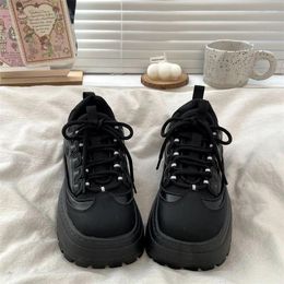 Zapatos informales 2024 Diseñador de plataforma de primavera Sports de moda de la moda coreana Corea Corneado Femenino para caminar al aire libre