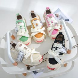 Chaussures décontractées en toile couleur bonbon pour femmes, Design de Niche, Style à la mode, sangle croisée adhésive plate, printemps 2024