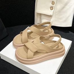 Chaussures décontractées 2024 Vente d'été des sandales plates en croix douce pour femmes sans filles réconfort à faible tissu Rome Pu Hoof talons Scandales Slipp