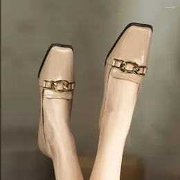 Chaussures décontractées 2024 Style d'été à la mode confortable et résistante à l'orteil carré de boucle en métal peu profonde STILETTO