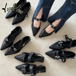 Chaussures décontractées 2024 Summer Tide Fashion Femme Femme Flat Gothic Gothic Style Black Boucle Boucle Boucle Point Rivet Single