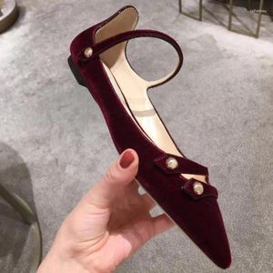 Zapatos casuales 2024 Summer Woman Style Velvet Rivets Vino Red Flats Puntuado Toe Single Single Zapato Mary Janes Sandalias