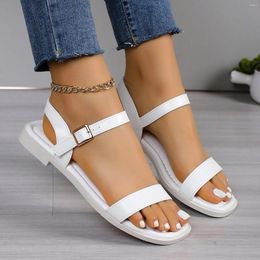 Chaussures décontractées 2024 Été en cuir massif en cuir plat Fond ouvert ouverte boucle ouverte romaine grande talon carré Sandales de plage zapatos para mujeres